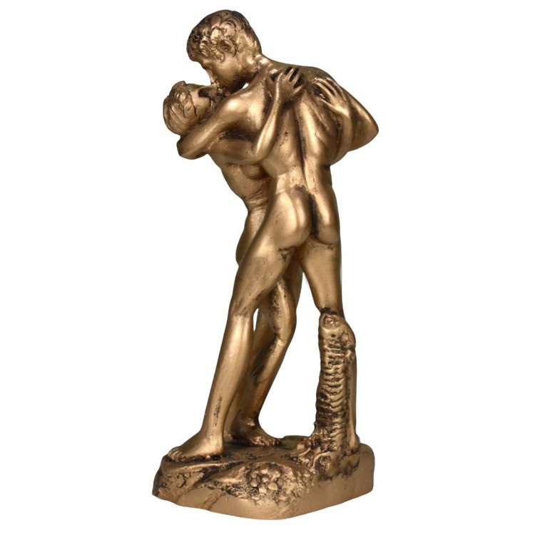 couple kiss statue