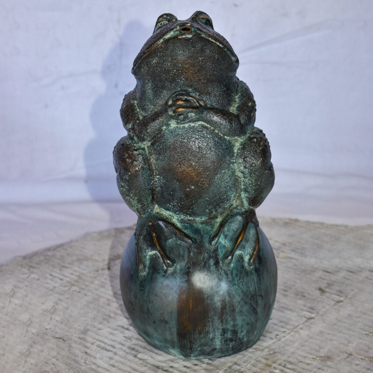 sitting frog statue