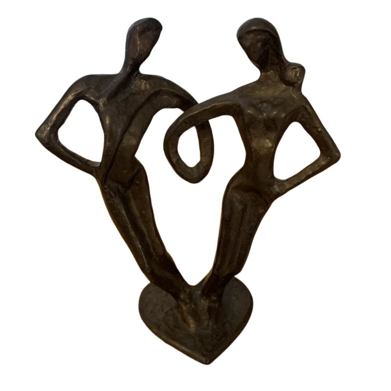 couple holding hands statue